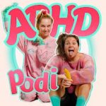 ADHD-podin mainoskuva, jossa näkyy kaksi vaaleanpunaiseen pukeutunutta ihmistä.