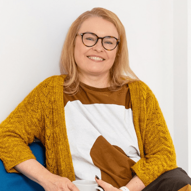 Valokuva iloisesta lastenpsykiatri Aino Talonpojasta