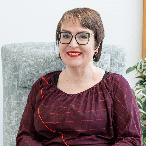 Valokuva hymyilevästä toimintaterapeutti Anniina Sannikasta