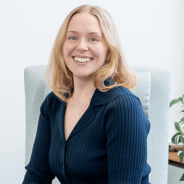 Valokuva iloisesta tietohallinto- ja markkinointiasiantuntija Ilona Joensuusta