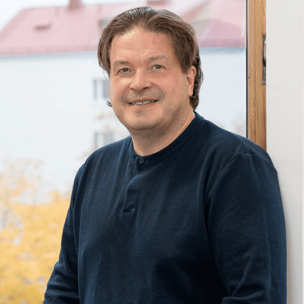 Valokuvassa hymyilevä psykoterapeutti Juha-Matti Pajula