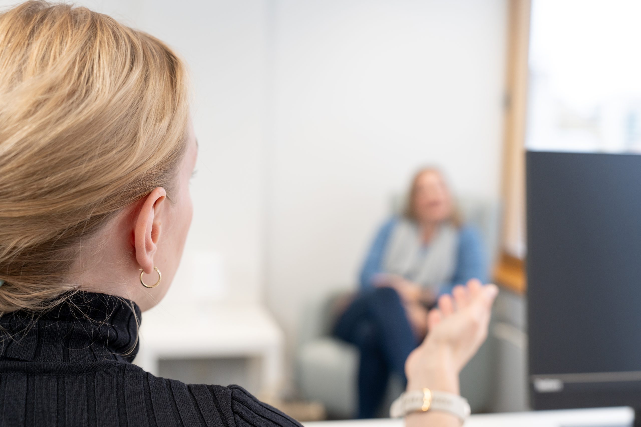 Valokuva naisesta psykiatrin vastaanotolla, käynnissä on ADHD-tutkimus