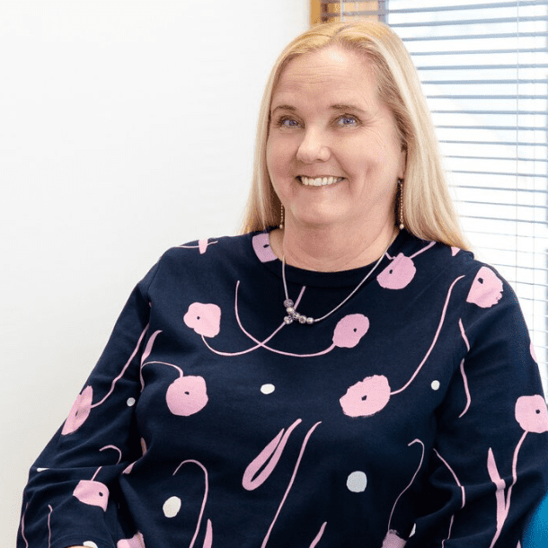 Valokuva hymyilevästä psykiatrisesta sairaanhoitajasta Sari Lindbergistä