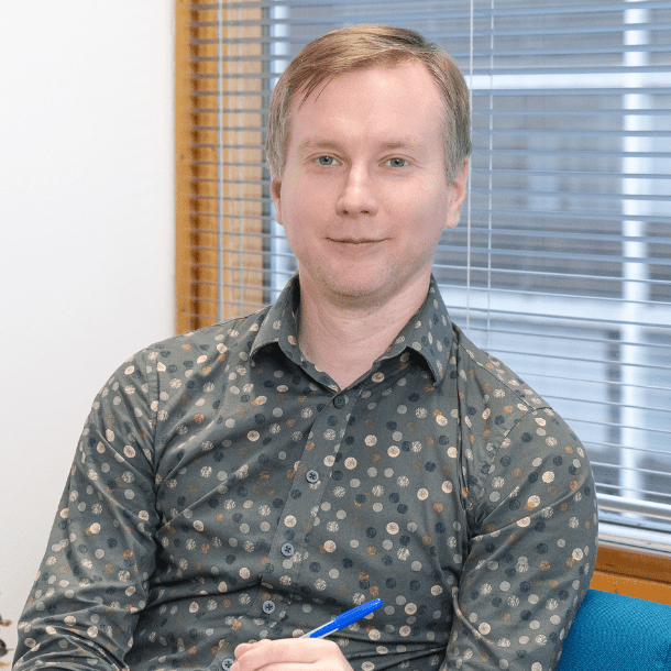 Kuvassa hymyilevä psykologi Ville Kirjavainen | Neuronovum Oy