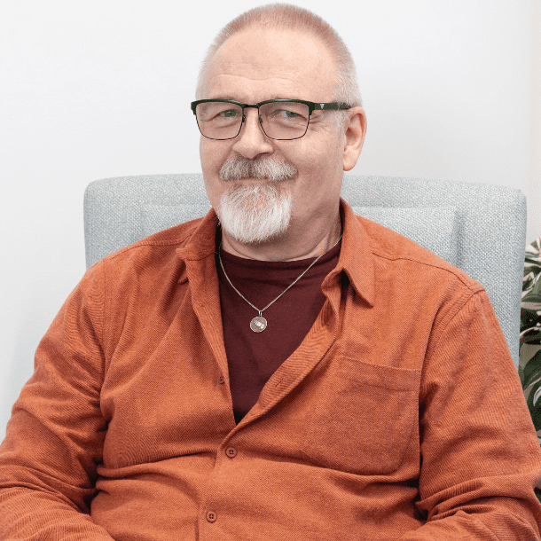 Valokuva psykoterapeutti Timo Väänäsestä | Neuronovum Oy