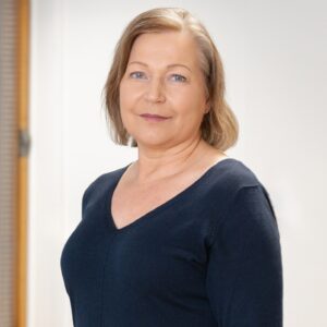 Henkilökuva hymyilevästä psykiatri Marika Östmanista