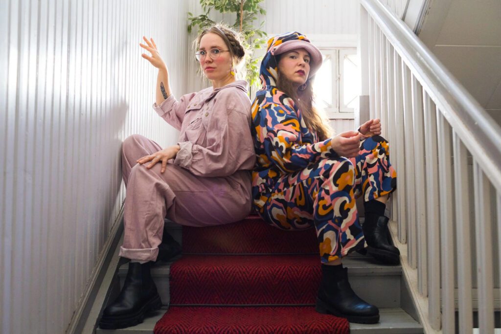 Valokuvassa ADHD-podin tuottajat Ringa ja Reetta