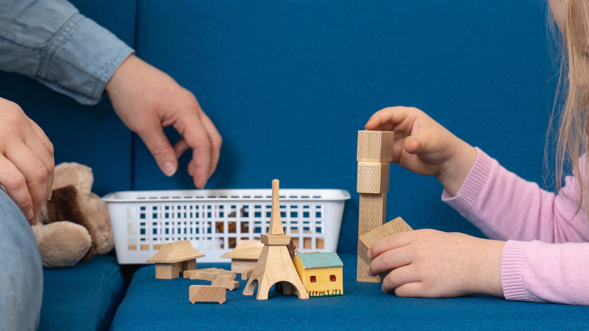 Lapsi ja vanhempi leikkivät palikoilla