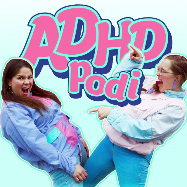 Valokuva ADHD-podin tuottajista ja juontajista. Heidän keskellään näkyy ADHD-podin logo.