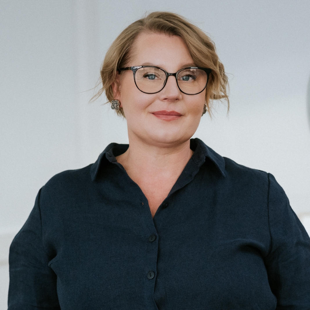 Valokuvassa toimintaterapeutti, seksologi ja lyhytterapeutti Sari Kunttila